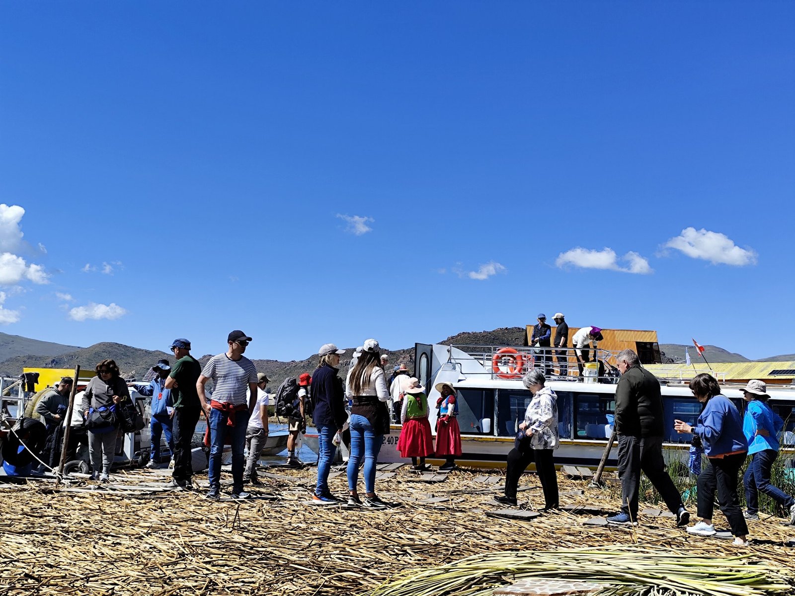islas flotantes de los uros y taquile (full day) islas flotantes de los uros y taquile (full day)